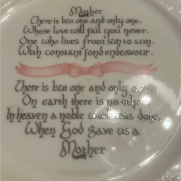 Belleek Shamrock Mother's Day Plate - Picture 2 of 4